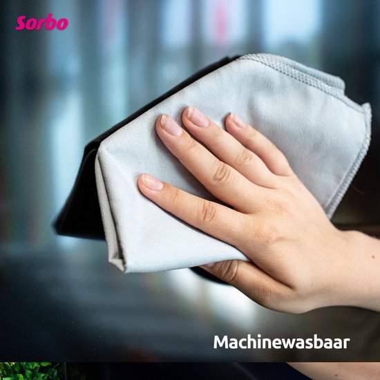 Een hand die met een lichtgrijs microvezeldoek een scherm schoonmaakt. De tekst "Machinewasbaar" staat rechtsonder.