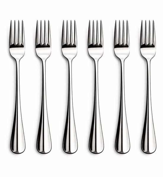 Six fourchettes de table argentées et brillantes en acier inoxydable sur fond blanc.