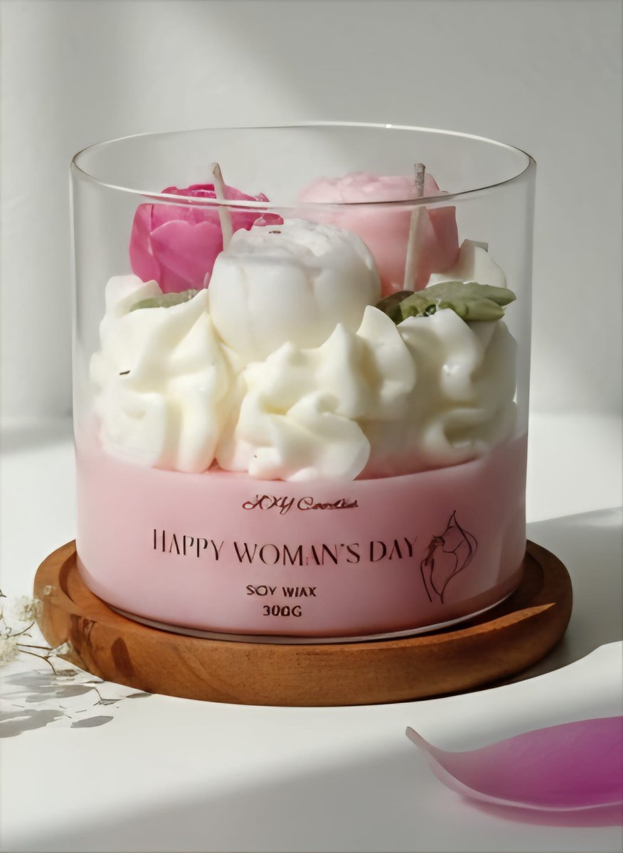 Joy Candles Happy Woman’s Day Geurkaars 300g – Luxe Sojawas – 3D Bloemen in Glas – Solar Floral – Cadeau Vrouwendag & Moederdag – Inclusief Houten Onderzetter