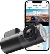 Zwarte dashcam naast een smartphone met een 2K-opname van een blauwe auto op een weg en een kaart.