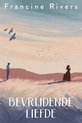 Couverture du livre 'Bevrijdende liefde' avec un homme et une femme sur un paysage de dunes sous un ciel pastel.