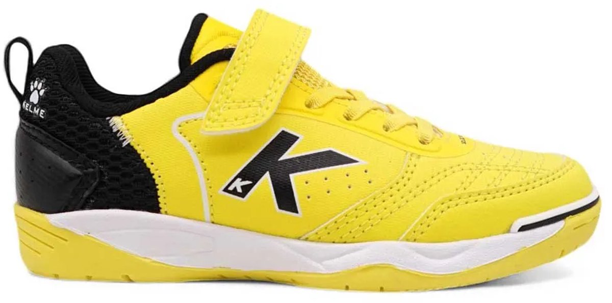 KELME Goleiro Elastic IN voetbalschoenen in felgeel met zwarte en witte accenten, ontworpen voor jonge voetballers.