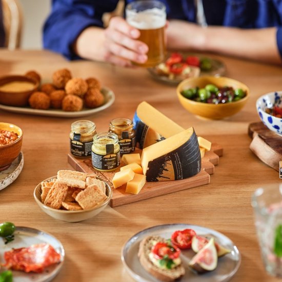 Old Amsterdam Fan Box – Luxe Kaaspakket met 5 Kazen, Kaasplank & Chutneys – Cadeaupakket Eten en Drinken