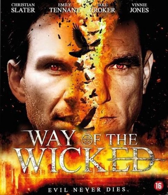 De poster voor 'Way of the Wicked' toont de gezichten van Christian Slater en Jake Croker, met vlammen en vogels die uit elkaar lijken te komen. 'Evil Never Dies.' is zichtbaar.