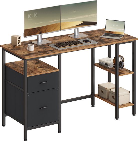 Bureau met dubbele monitors, laptop, kopje, boeken en koptelefoon, met bruin blad en zwart frame.