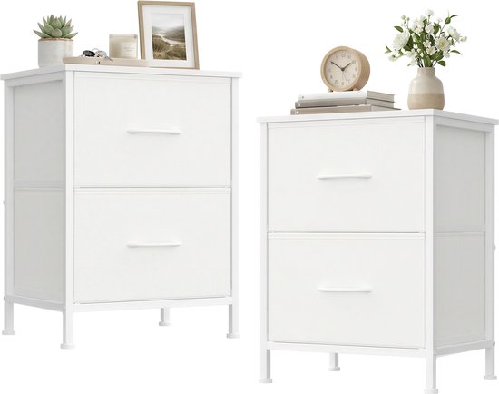 Twee witte stoffen nachtkastjes met elk 2 lades, versierd met decoratie.