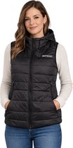 Vrouw draagt een zwart gewatteerd bodywarmer met capuchon en rits over een wit shirt.