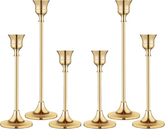 Set van zes gouden kandelaars met slanke stelen en verbrede bases.