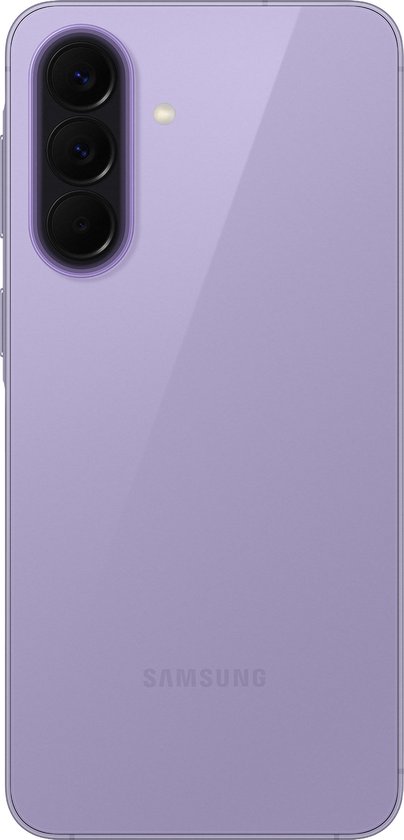 Samsung Galaxy A57 5G achterkant, lavendelkleurig met driedubbele camera.