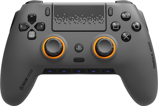 Grijze Scuf controller met oranje ringen om de joysticks en tekst aan de zijkant.