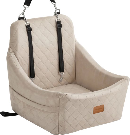 Un siège auto pour chien beige à motif matelassé, avec des sangles noires et des crochets métalliques, photographié sur fond blanc.