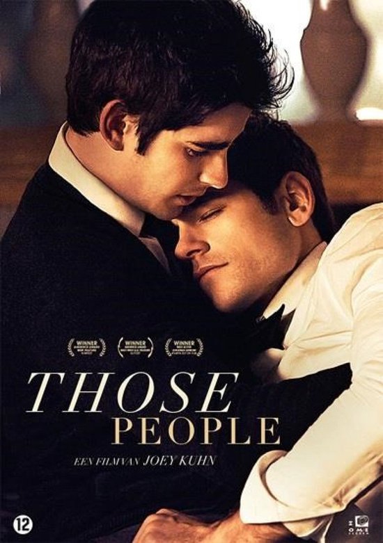 Close-up van twee mannen die elkaar omhelzen. De tekst 'THOSE PEOPLE' is zichtbaar.