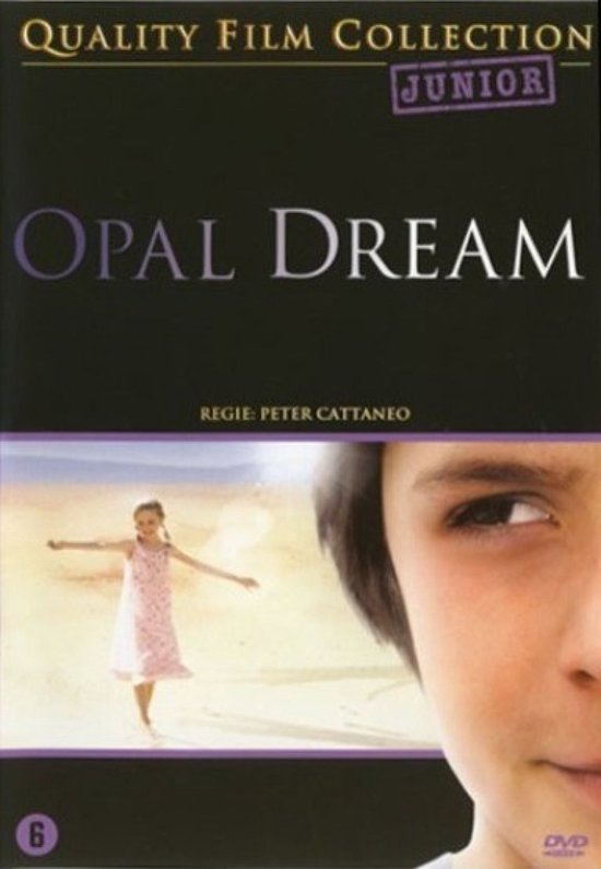 DVD hoes met de titel Opal Dream. Een meisje in een roze jurk staat op het strand. Regie: Peter Cattaneo.