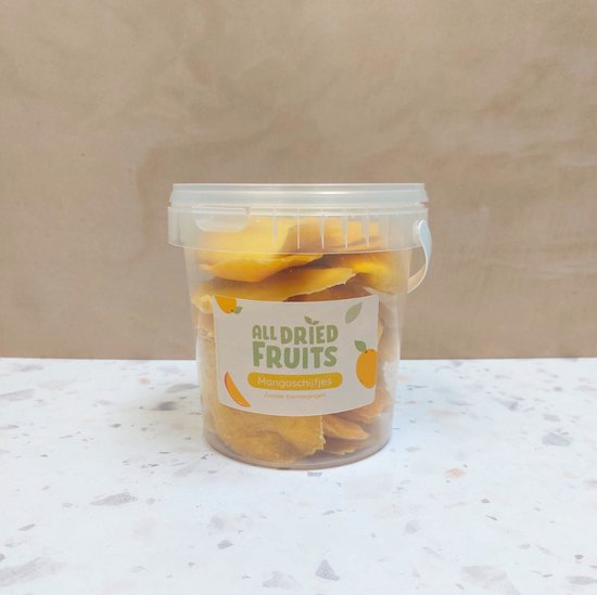 Pot met gedroogde mangoschijfjes, met "ALL DRIED FRUITS Mangoschijfjes" etiket.