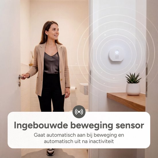 Vrouw opent een deur en kijkt naar een wit geluidshuisje met sensor aan de muur.