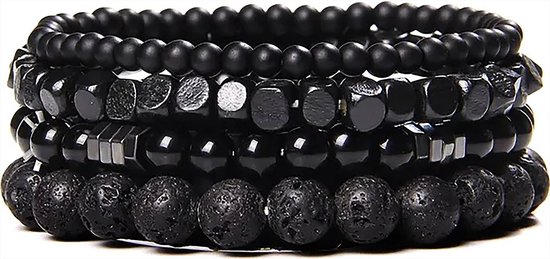 Gros plan sur quatre bracelets noirs aux perles variées: pierre de lave, cubique et ronde.