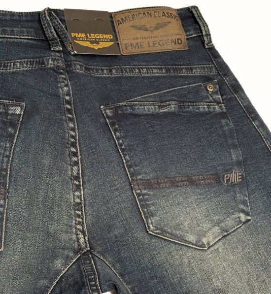 Detail van de achterkant van een regular fit jeans, met de kenmerkende PME Legend zakken en "AMERICAN CLASSIC" patch.