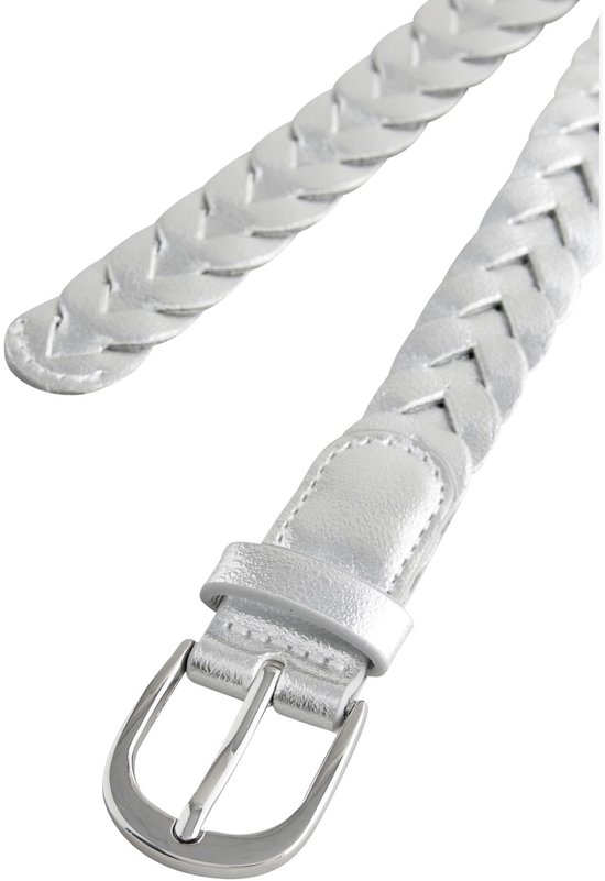 Zilverkleurige gevlochten riem met gesp, detail van de gesp en het einde van de riem.