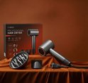 CIRIE L Professionele Haardroger met accessoires: föhn, opzetstuk, diffuser en verpakking op een oranje doek.