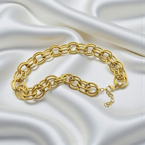 Goudkleurige jasseronarmband met dubbele ovale schakels op satijn.