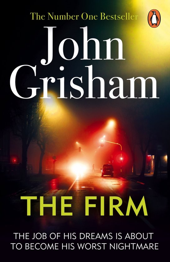 Boekomslag van 'The Firm' door John Grisham. Een verlaten straat 's nachts met koplampen en verkeerslichten.