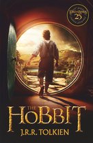 Le Hobbit, J.R.R. Tolkien. Un garçon portant des bretelles et une chemise sort par une porte ronde, vers un paysage avec un lac et des collines. Avec le logo Lord of the Rings 25.