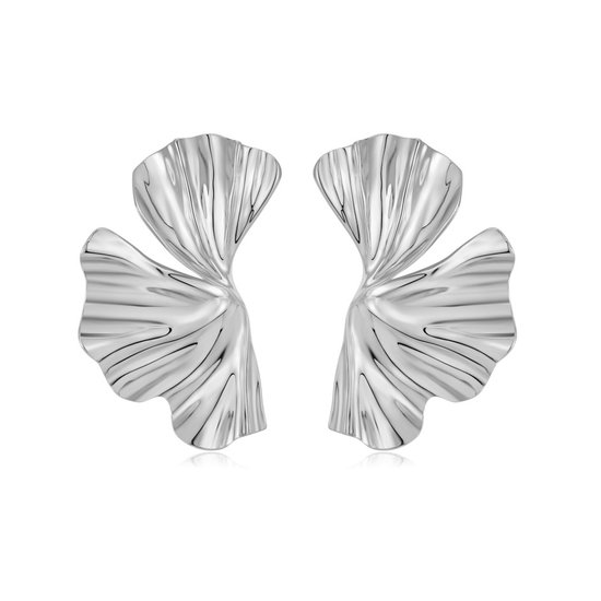 Paire de boucles d'oreilles argentées et texturées en forme de vague.