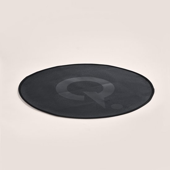 Zwarte, ovale beschermmat met grijs Q-logo, randafwerking.