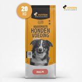 Een zak van 20 kg VOSSEN koudgeperste hondenvoeding met zalmsmaak. De zak heeft een afbeelding van een Border Collie.