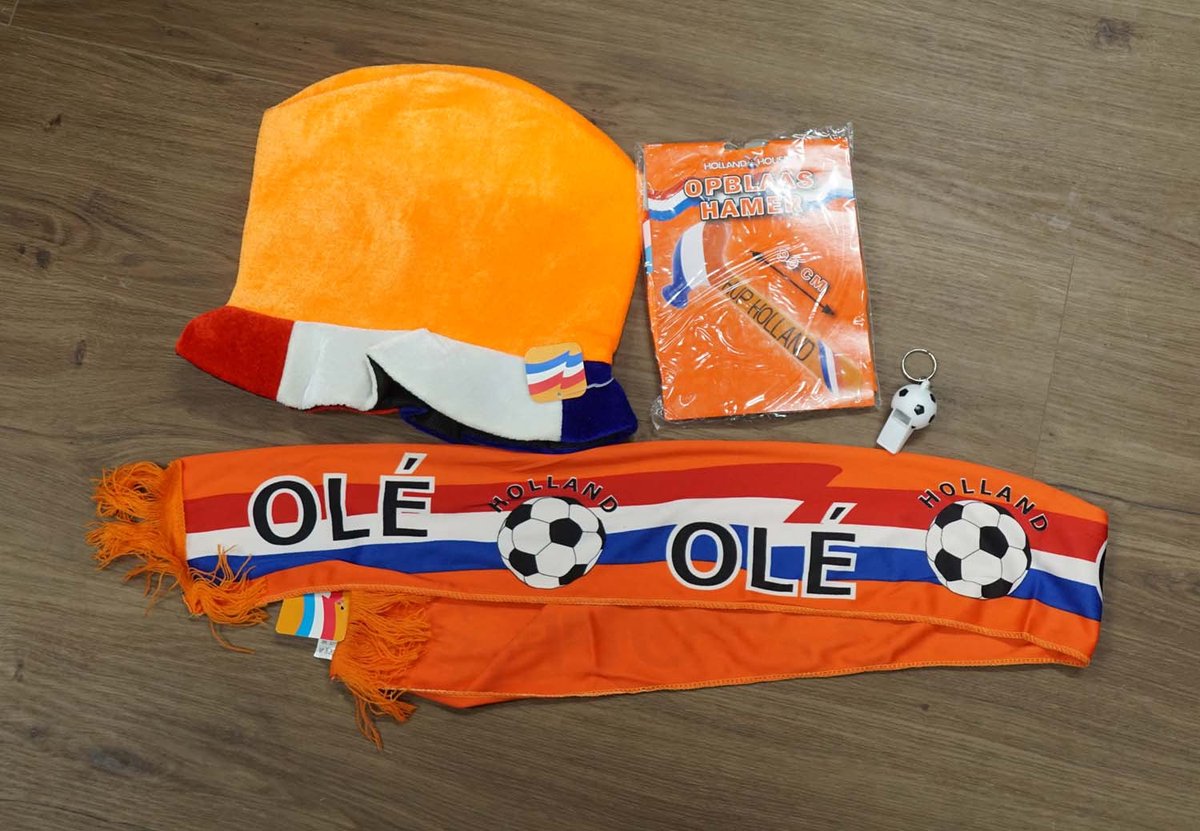Oranje feestpakket WK 2026 nr 5 - oranje, rood, wit, blauw feestmuts - oranje sjaal ole ole Holland - oranje opblaas hamer - voetbal fluit - oranje aankleed pakket - WK voetbal verkleed pakket - feestartikelen voor WK