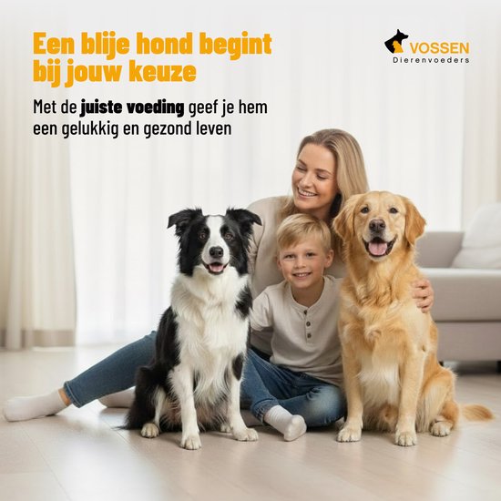 Een lachende vrouw zit met een jongen en twee honden, een Border Collie en een Golden Retriever, op de grond in een woonkamer. Tekst: Een blije hond begint bij jouw keuze. Met de juiste voeding geef je hem een gelukkig en gezond leven.