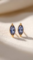 Lundholm Grace Oorknopjes Dames Goudkleurig – September Birthstone – Premium Stainless Steel 2.5 Micron PVD Gold Plated – Blauwe Steen – Kleine Luxe Oorstekers – Tweede Gaatje Oorbellen Dames Geboortesteen – Scandinavisch Design