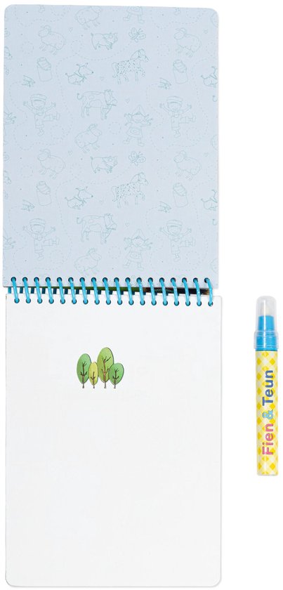 Open magisch waterboekje van Fien & Teun met een lege pagina en een uitgewiste illustratie van bomen. Naast het boekje een waterpen.