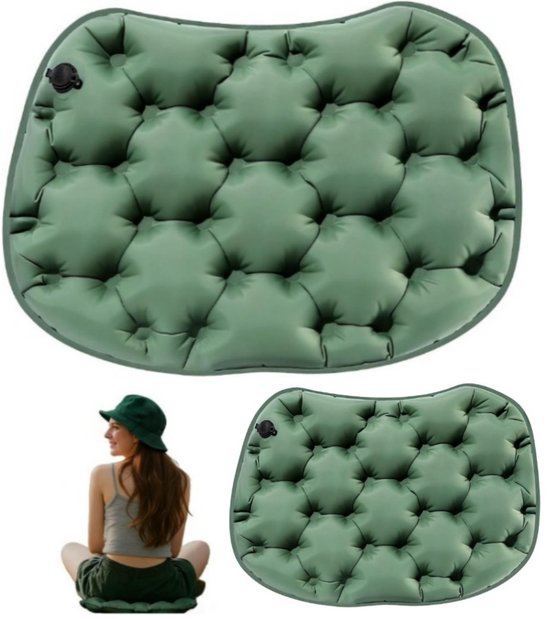 Bovenaanzicht van een groen, opblaasbaar zitkussen en een vrouw met een groen zitkussen op haar rug, zittend met gekruiste benen.