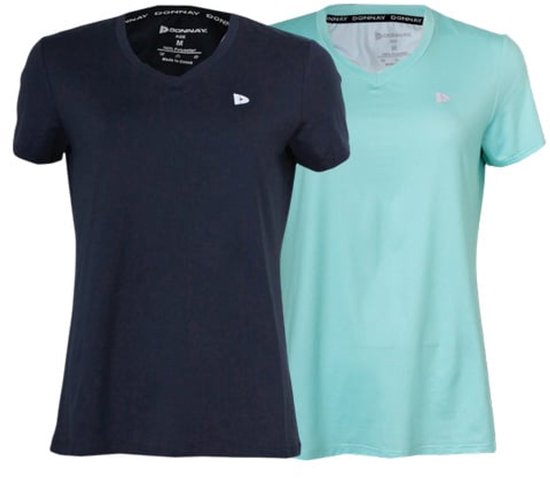 Een donkerblauw en een lichtblauw sportshirt met V-hals, naast elkaar.