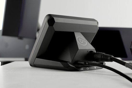 Zwarte Elgato XLR Dock MK.2 met aangesloten kabels, achterkant zichtbaar met USB-, hoofdtelefoon- en microfoonsymbolen.