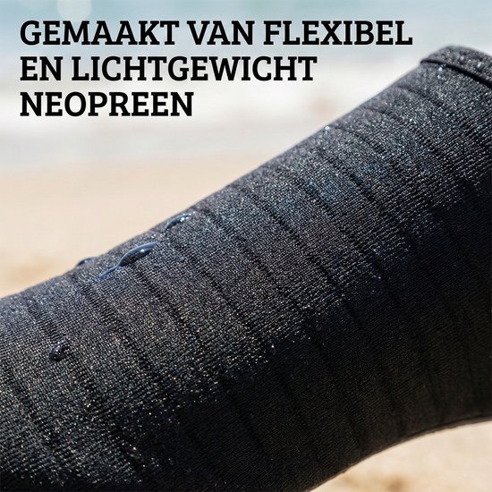 Detail van zwarte waterschoen, gemaakt van flexibel, lichtgewicht neopreen met waterdruppels.