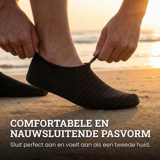 Zwarte waterschoenen, nauwsluitend en comfortabel, gedragen op het strand bij zonsondergang.