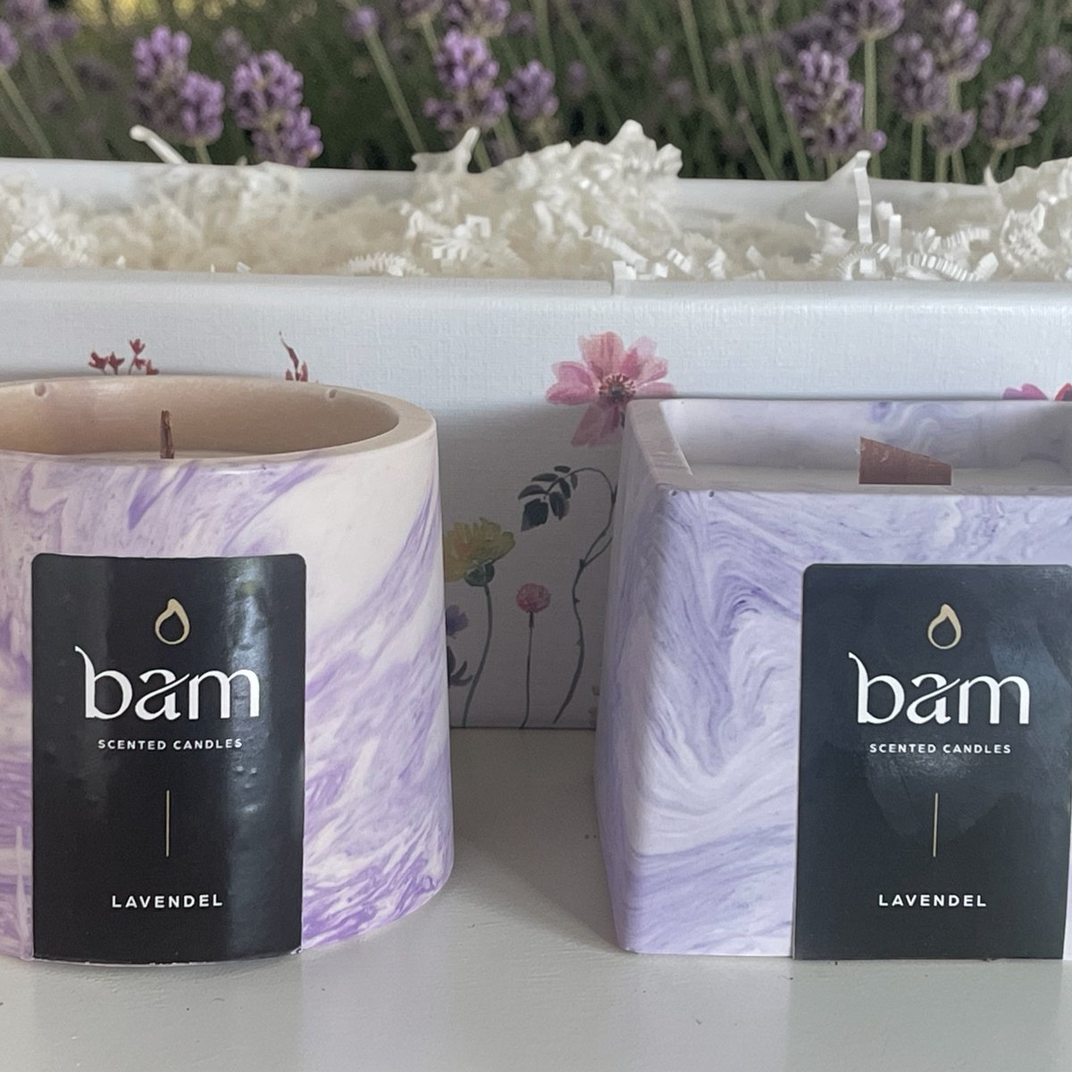 BAM geschenkmand met 2 Lavendel geurkaarsen met houten wiek in een paars gemarmerd handmade potje - 30 branduren (100g) per kaars - cadeautip - geschenk - vegan