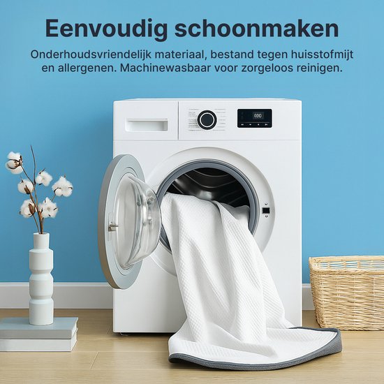 Un matelas blanc est placé dans une machine à laver, avec du texte en néerlandais.