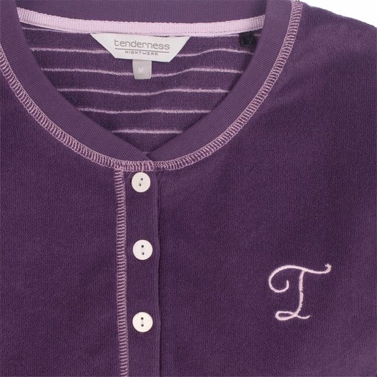 Paarse pyjamatop met geborduurde 'T', knoopjes en label 'Tenderness Nightwear'.