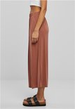 Zijzicht van bruine culotte met elastische tailleband op model.