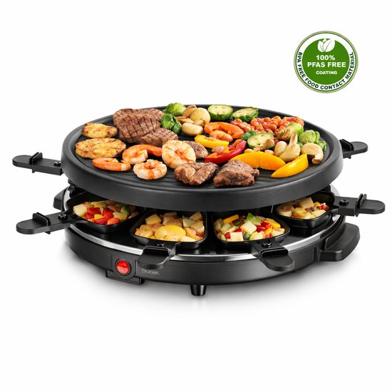 Raclettegrill met gegrilde biefstuk, garnalen, groenten en worstjes op de grillplaat. 6 pannetjes met aardappelen en groenten onderaan.
