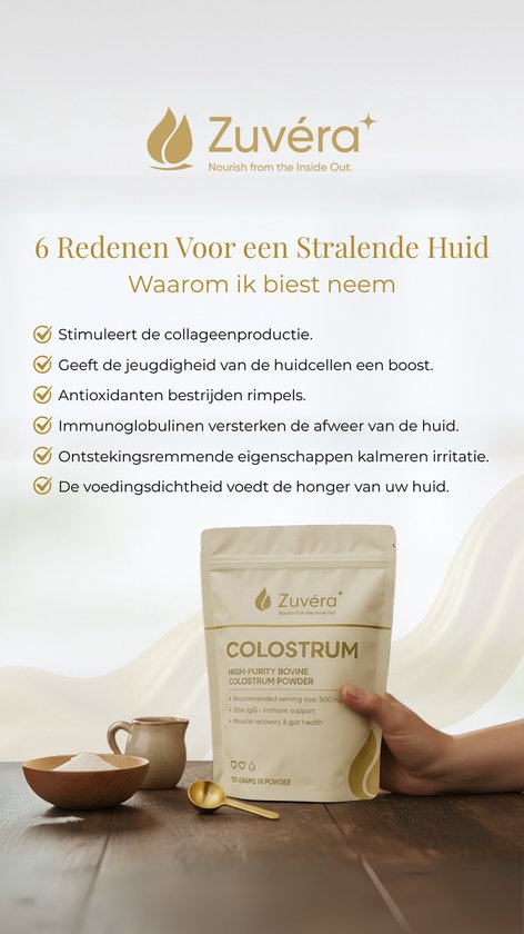Een beige zak met "Zuvéra Colostrum" wordt vastgehouden door een hand. Naast de zak staan een kom met poeder, een mok en een lepel.