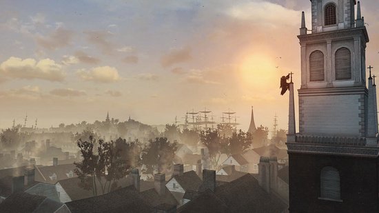 Uitzicht op mistige stad bij zonsopgang met kerktoren.