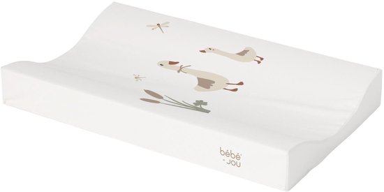 Wit aankleedkussen met opdruk van twee ganzen, libellen en riet. Boven de ganzen staat 'bébé-jou'.