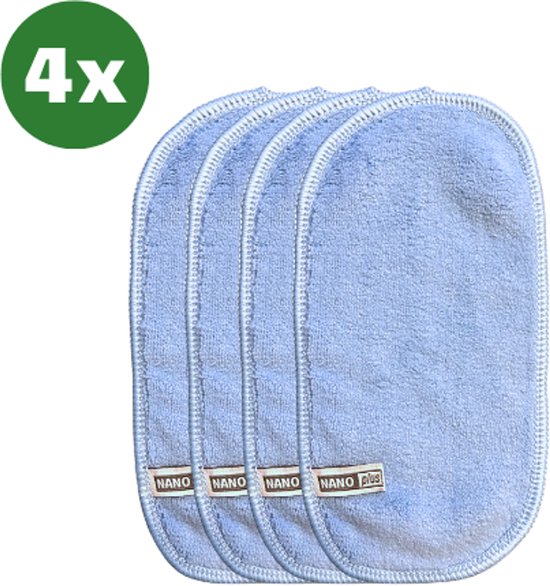 Quatre lingettes pour lunettes bleues de NanoPlus avec un bord bleu clair, de forme ovale avec une étiquette marron en bas.