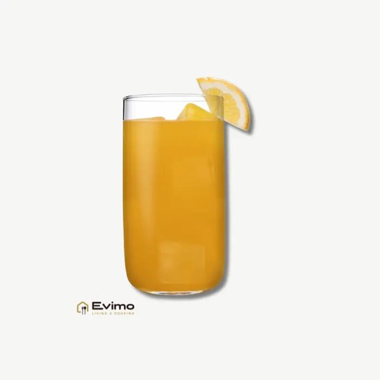 Een hoog, doorzichtig glas gevuld met oranje sap, ijsblokjes en een sinaasappelschijfje, met het Evimo logo.