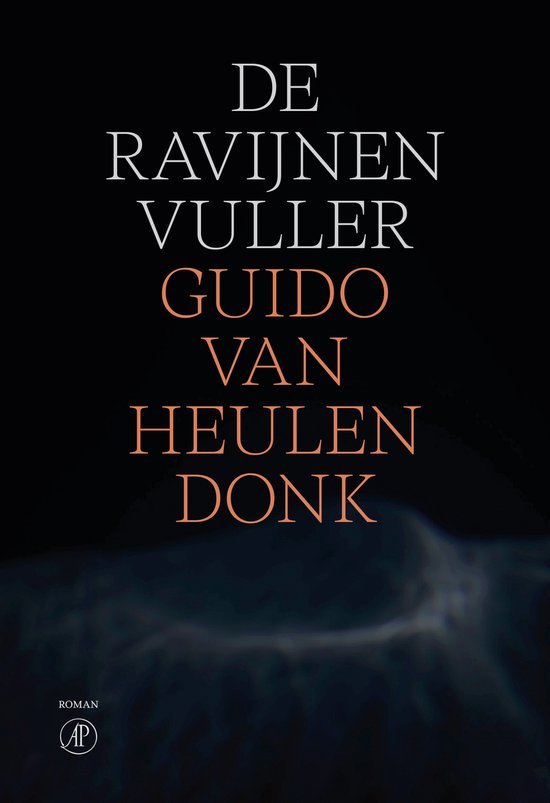 Couverture du livre 'De Ravijnenvuller' avec texte en blanc et orange sur fond noir.