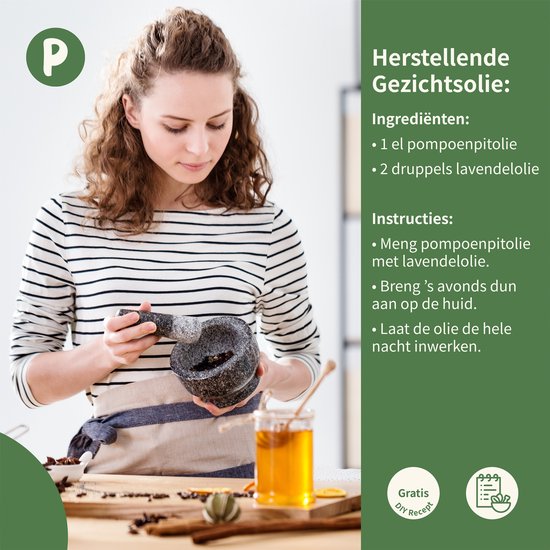Vrouw met krullend bruin haar, draagt een schort en maakt een mengsel in een vijzel. "Herstellende Gezichtsolie".